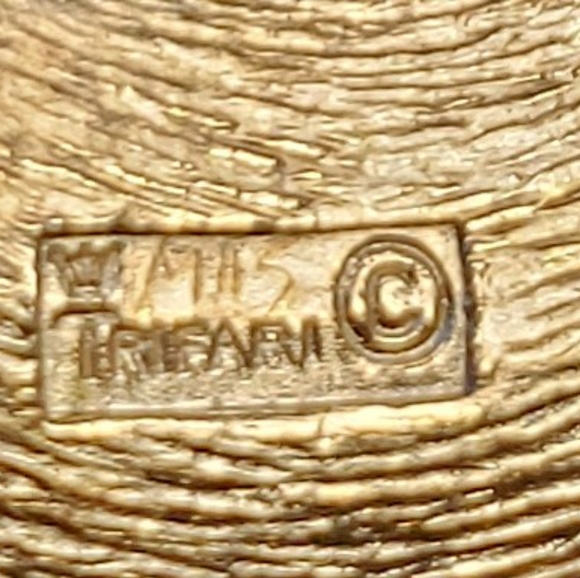 Crown TRIFARI Vintage Signed  black & gold swirl enamel brooch made 1955 to 1969 - Picture 2 of 5